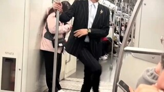 男生在地铁上沉浸式跳舞，旁边女生默默挪了一大步