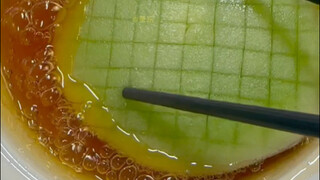 Mendengarkan suara membungkus gula benar-benar membuat ketagihan, ya???