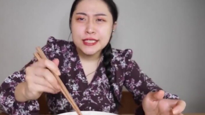 Gadis-gadis Jepang dengan lucu meniru mukbang dari berbagai negara, meniru esensi mukbang Tiongkok!