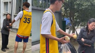 极限拉扯！一大学男生买水果“行贿”宿管阿姨遭拒越挫越勇：像极了哄女友的霸总