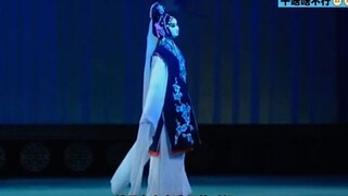 أكثر خطوات أوبرا بكين تطورًا هي خطوة الشبح. تبدو كأن الشخص يطفو في السماء. مشاهدتها في منتصف الليل م