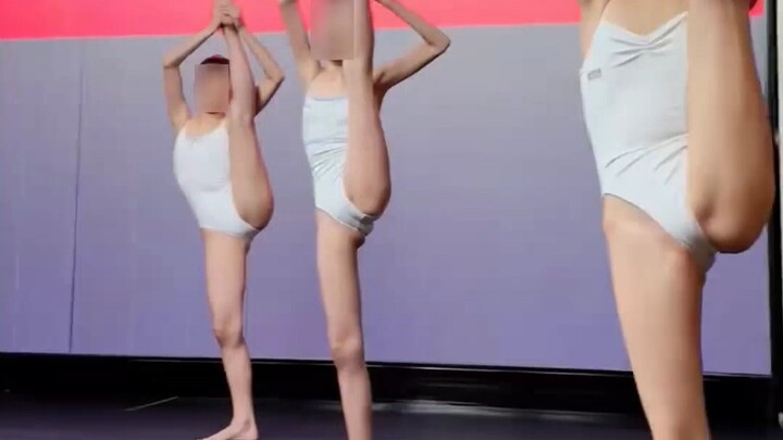 นักเรียนเต้นที่ฝึกซ้อมอย่างหนัก 408