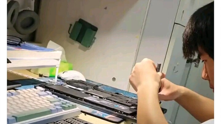 “Teman-teman sekamar pada main game, cuma pemilik laptop Mechanical Revolution yang sibuk mempelajar