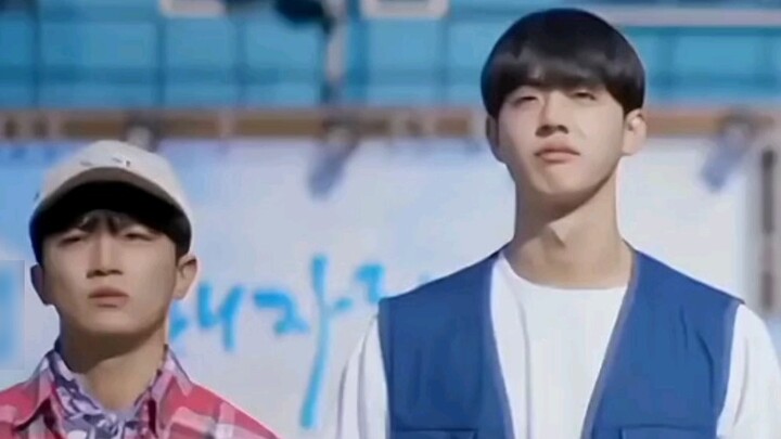 Celana pola kedua pria ceria drama Korea