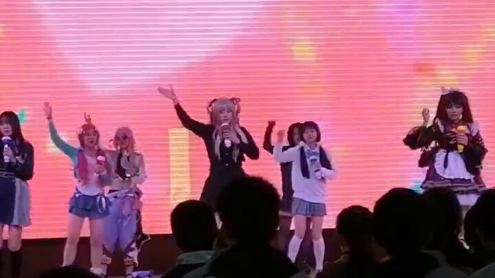 I heard the song of Manaka Lala at school! I am so happy again.