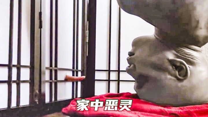 ชายห้อยตัวอยู่นอกหน้าต่าง