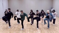 Chi menari bersama Sun Wukong. Melihat mereka berlima sendirian, Sister Caiyuan sangat baik.