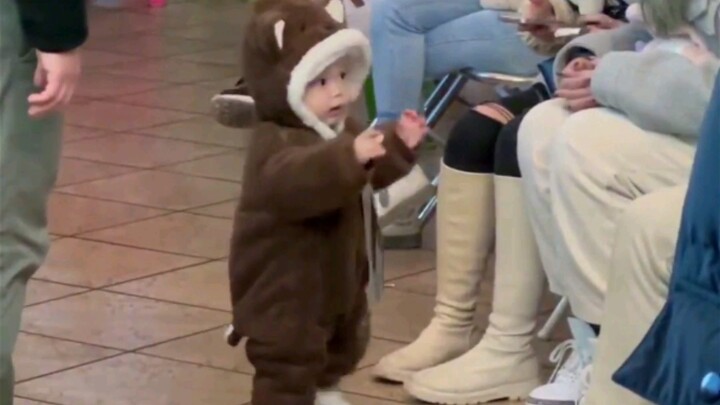 Siapa yang bisa menolak si imut yang akan memperlihatkan kacang kepadamu?