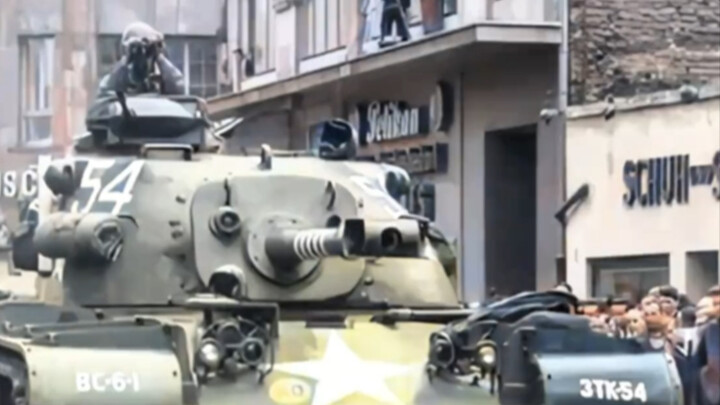 ภาพจริงจากวิกฤตเบอร์ลินครั้งที่สามปี 1961: รถถังสหรัฐฯ และโซเวียตเผชิญหน้ากันห่างไม่ถึงร้อยเมตร ลำกล