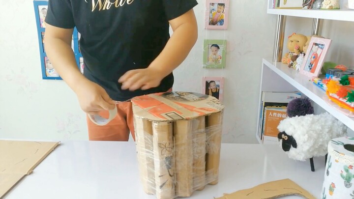 Dad DIYs a Cozy Little Kids’ Sofa from a Shipping Box—So Comfy to Sit On!