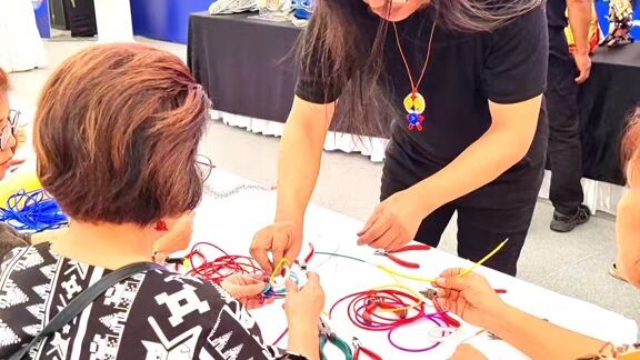 Learn how to bend wire for free. By Master F4 handmade from Thailand.