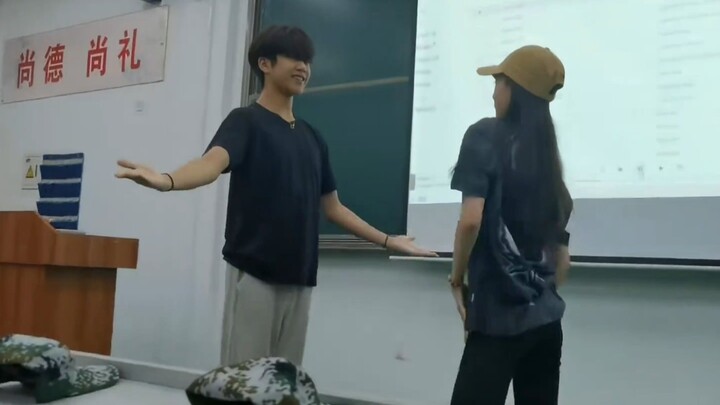 Mengulas para penari yang selalu ada di kampus, begitu muncul langsung menggebrak seluruh ruangan, p