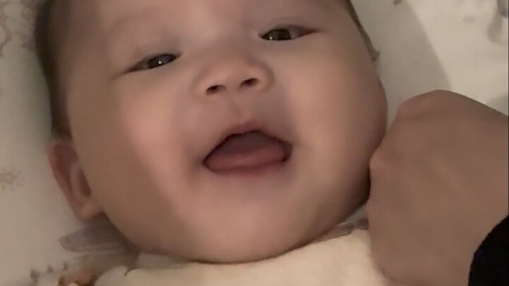 Momen standar ganda si bayi: sepertinya yang enak dipencet memang ayah, pas ibu pencet malah bikin g