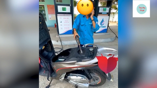 Nhân viên cây xăng 'TÁM ĐIỆN THOẠI' khi đang đổ xăng cho khách bất chấp 'BIỂN CẤM' #lifestyle