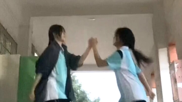 Siswa sekolah menengah harus menarikan duet ini!