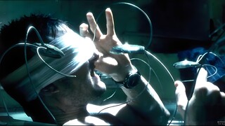 男人刚做完换眼手术，就躺进装满冰水的浴缸里，因为一只蜘蛛正在找他