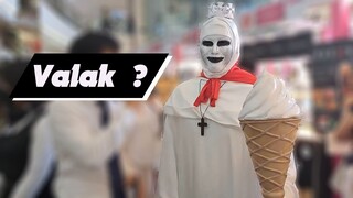 Cosplay Valak, Mixue, atau Pocong nih ?