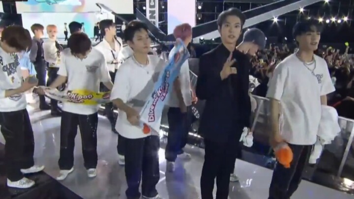 [EXO] Dream Concert: “Love Me Right” — All Artists’ Performance Comes to an End