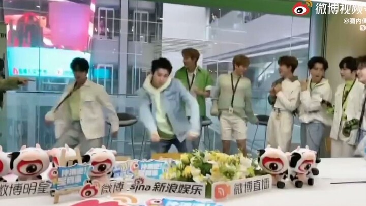 Tarian gaya bebas acak Lin Mo sangat lucu hahahahahaha, itu memang gaya Lin Mo! _