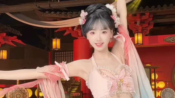 Em như bông mẫu đơn tuyệt thế bị bỏ quên trong cuộn tranh.