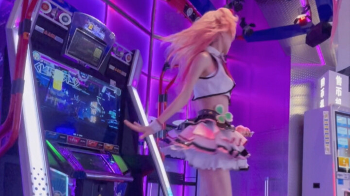 أوي أيري تلعب آلة الرقص