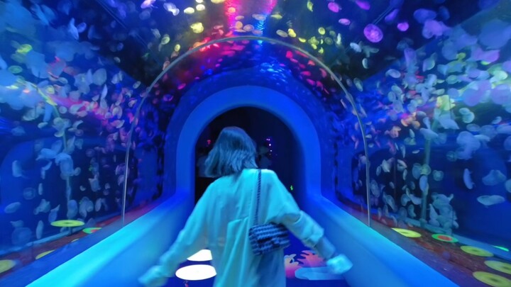 Hutan psychedelic dan anak laki-laki ubur-ubur
