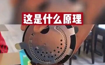 Why is it that the same cup of water can be poured out in different colors?