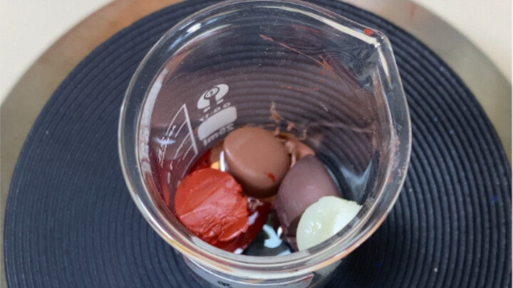 Skema warna lipstik yang dipilih oleh klien wanita itu... Saya tidak menyangka warnanya akan begitu 