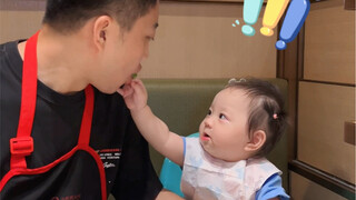 女儿给爸爸吃一口，结果都被吃掉了……