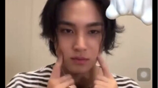 0102 جين مين كيو وكون سون يونغ يوقعان على منتجات تشا بوبي وتحدي رقصة الأصابع