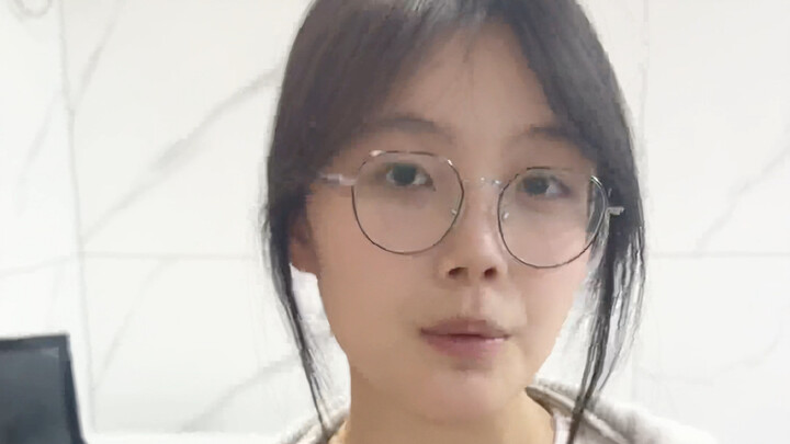 The operatic vocals in “First-Class Helmet” are truly breathtaking—“Along the River During the Qingm
