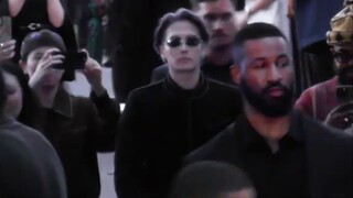 Pertunjukan LV Jackson Wang selalu ramai dikunjungi orang ke mana pun dia pergi. Dia adalah bintang 