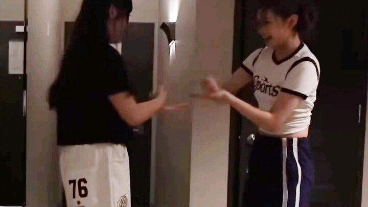 أحبني كما لو كنتُ في هذه النسخة من الملاكمة. المؤدون: باي جين سول، كيم جي وو