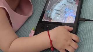 我两岁半的女儿非得闹着要买steam deck，还非得要求1t的，这真不是我想玩的。