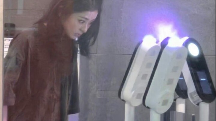 ! ฮยุนจินกำลังจะแจ้งความเรื่องระบบจดจำใบหน้าที่อาคารไฮบ์