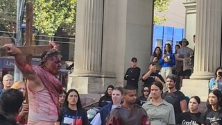 Orang asing kembali mulai menganiaya orang Yahudi.