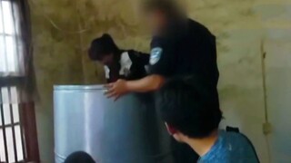 Saat polisi sedang bertugas, mereka menemukan tong beras di rumah seorang warga, seluruh keluarga di