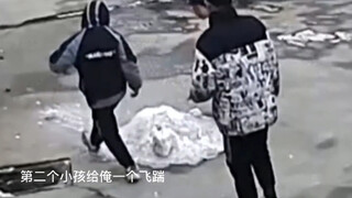 男友骑车抓回搞破坏的小孩