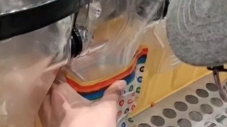 挑战上海外滩只买一颗MM豆！