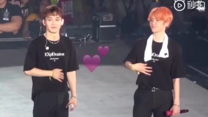 [جولة EXO الخامسة] بعد أن كشف جون ميون عن عضلات بطنّه، تبادل باك هيان وتشونغ دا نظرات مبتسمة وربتا ع
