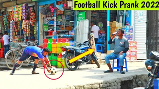 แกล้งเตะบอลปลอม 2022 !! Football Scary Prank- ปฏิกิริยาที่ผิดพลาด อีกครั้ง Prank TV