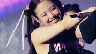 Jennie danced to the Vietnamese hit song Ding Ding Dong Dong again. She was so cute that it was unfa