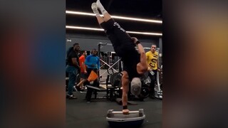 哥们儿的健身卡今天就到期了吧，完全是不顾旁人死活的练法！