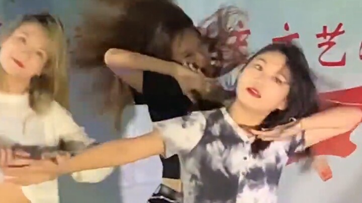 Female college students actually dare to dance in black stockings??? Ah ha ha ha. Confident girls ar