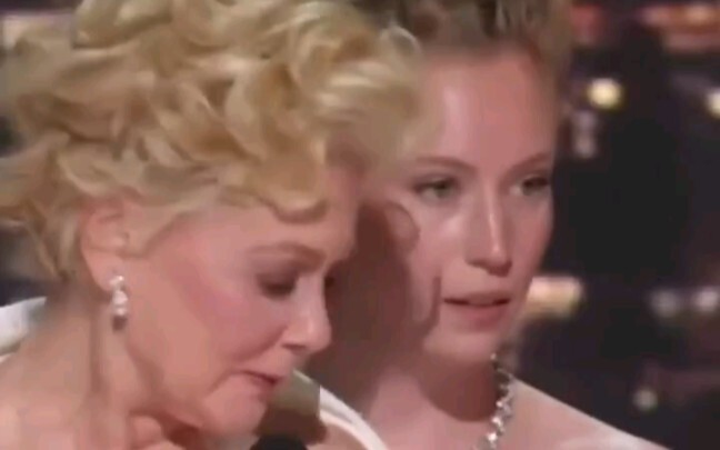 معجبة زيندافا الصغيرة التي تُمول متابعتها من المال العام لطيفة جدًا!