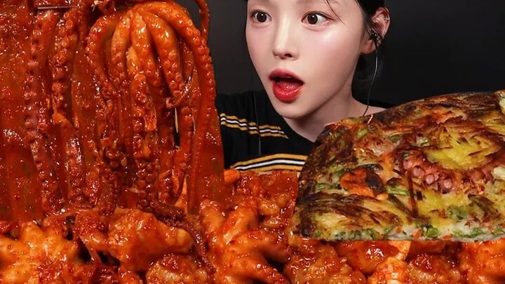 [Boki | Chinese Subs] Today We’re Eating Giant Shrimp, Live Octopus, and Beef Intestines!