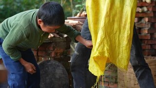 Sắn đào được nghiền thành bột, kết tủa và sấy khô thành tinh bột sắn, kết hợp với khoai lang để trở 