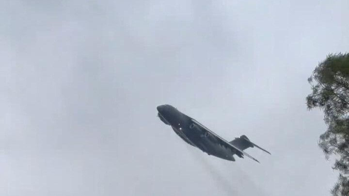 Chinese-made fighter jets fly at low altitude—feels just right
