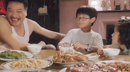 Bocah lelaki makan sambil mengeluh, lalu mengeluarkan perhiasan emas dan permata hingga bikin orang 