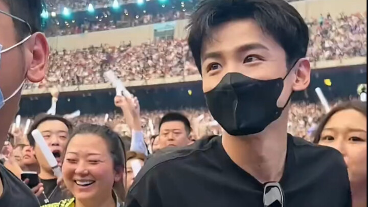 Mayday concert: I turned around and there was a handsome guy behind me—looks familiar. Does anyone k